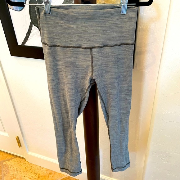 Lululemon Wunder Under Crop size 6 - Picture 1 of 2